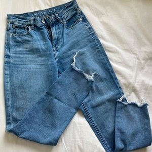 American Eagle High-rise mom jeans